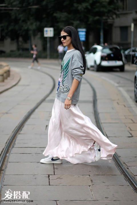 長(zhǎng)裙+高領(lǐng)衫(T恤)